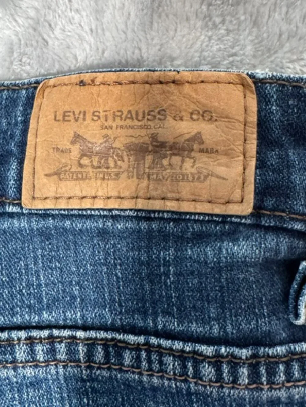 Levi's 515 Women's Bermuda Denim Shorts Size 8 Medium Wash Cuffed Stretch Jean